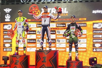 Toni Bou, al centre, amb Adam Raga i Jaime Busto al podi del Poliesportiu.