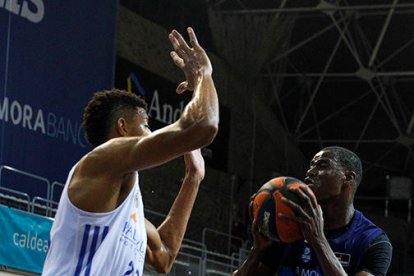 Moussa Diagne entrant a cistella davant l'oposició de Walter Tavares.