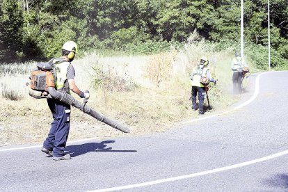 Treballadors del COEX a la carretera d'Engolasters.