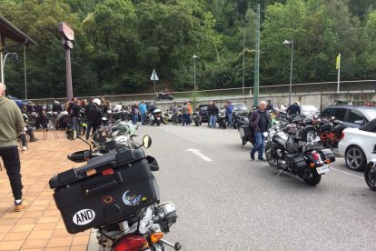 Les motocicletes han fet un recorregut conjunt des del restaurant Viena, a Santa Coloma, fins a l'església escaldenca.