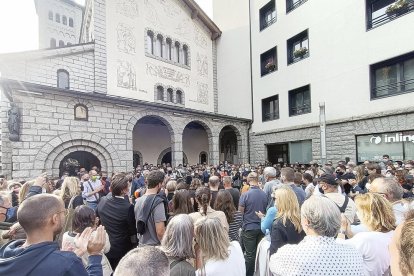 Els presents omplien la plaça i els voltants de l'església.