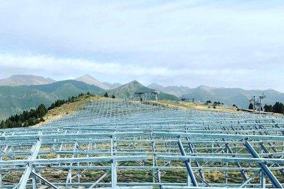 El parc solar del planell de la Tosa, en diferents moments de la construcció.