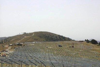 El parc solar del planell de la Tosa, en diferents moments de la construcció.