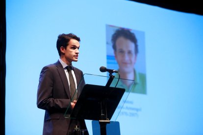 El guardonat, Benjamin Golub, durant l'acte.