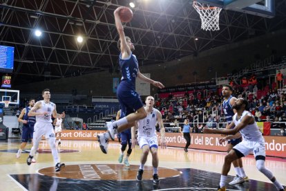 Oriol Paulí en una espectacular acció ofensiva en el partit d'ahir.