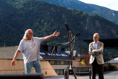 'Gràcies', una escultura per agrair la feina dels sanitaris