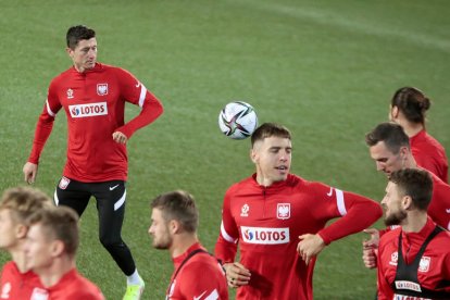 El candidat a la Pilota d'Or Robert Lewandowski entrenant amb alguns companys de selecció a l'Estadi Nacional.