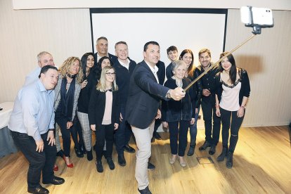 El president, Jordi Gallardo, es fa una 'selfie' amb diversos militants en l'últim congrés del partit.