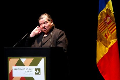 La lingüista Carme Junyent durant la intervenció.