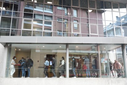 Temporers a l'entrada del Servei d'Immigració.