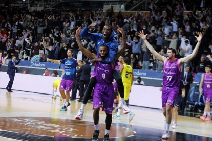 Els jugadors celebrant la victòria.