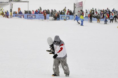 Un 'snowboarder' en una estació, abans de la Covid.