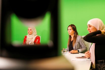 Hayat Agharbi i Salima Raguig amb la periodista Lídia Raventós durant el debat 'L'última paraula', de Diari TV.