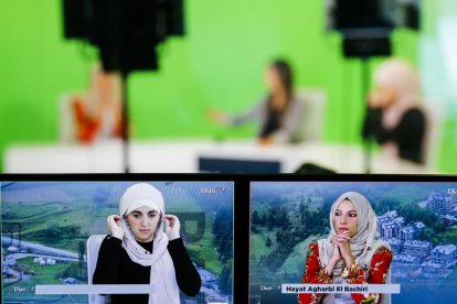 A l'esquerra, Salima Raguig, i a la dreta, Haya Agharbi, al plató de la televisió del Diari abans de començar 'L'última paraula'.
