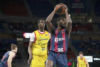 Landry Nnoko captura un rebot sota la mirada de Moussa Diagne.