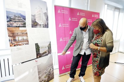 L'arquitecte Xavier Orteu i la cònsol major d'Andorra la Vella, Conxita Marsol.