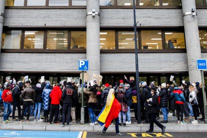 Més d'un centenar de persones es van concentrar ahir davant del Govern.