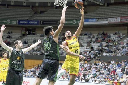 Amine Noua en una acció ofensiva ahir a Badalona.
