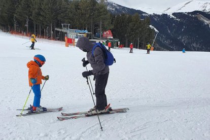 Dos esquiadors al pla de la Caubella, a l'estació de Pal Arinsal.