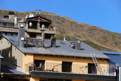 L'incendi va provocar danys a la teulada i a les parets interiors de l'edifici.