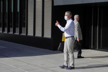 L'exconseller delegat de BPA Joan Pau Miquel a les portes de la seu de la Justícia.
