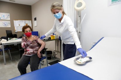 Montserrat Garcia rebent la vacuna contra la grip al CAP de la Massana.