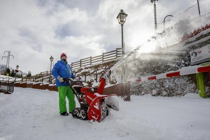 Un operari duu a terme treballs sobre les pistes al sector del Tarter.