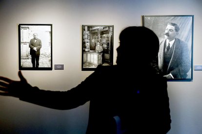 Tres de les fotografies de la darrera exposició en format físic de l'espai.