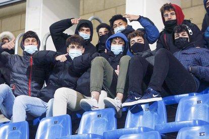Aficionats a l'Estadi Nacional.
