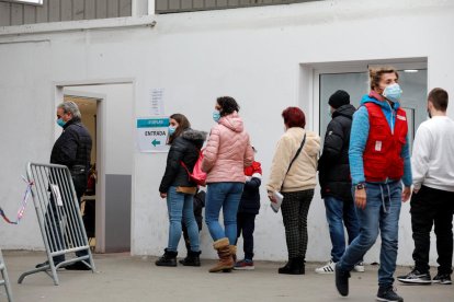 Cua de persones per realitzar-se proves per detectar el coronavirus.
