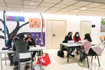 Les empreses van atendre els participants per detallar les ofertes de treball.