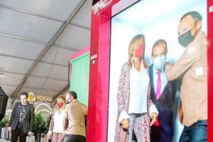 Conxita Marsol, Xavier Espot i Jordi Torres a l'estand d'Andorra Telecom.