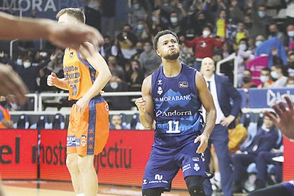 Clevin Hannah celebra una cistella ahir al Poliesportiu.