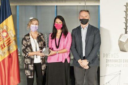 Leyre López i Meritxell Álvarez rebent el guardó.