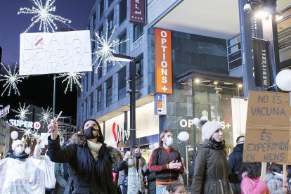 Una manifestant a l'avinguda Carlemany.