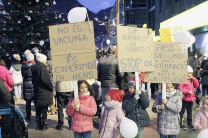Un grup de nens amb pancartes contràries a la vacuna i el passaport Covid.