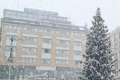 Els carrers d'Escaldes-Engordany plens de neu.