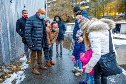 Algunes autoritats de Govern van visitar ahir el centre de vacunació i l'stoplab.