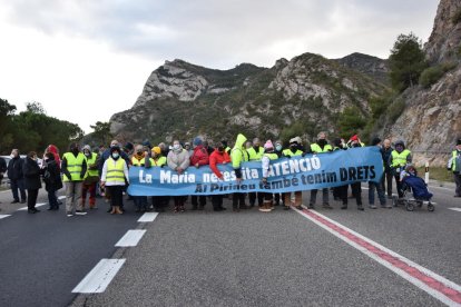 Un centenar de persones han protestat a favor de trobar una solució per la menor