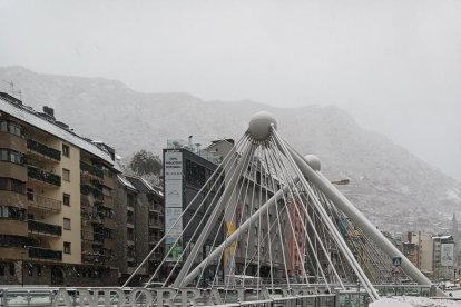 La neu s'ha acumulada al Pont de París de la capital