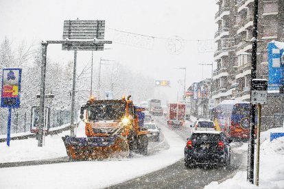 Una llevaneu treballant a la carretera.