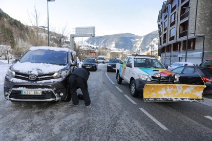 Posant equipaments a l'alçada de Canillo durant el pont de la puríssima