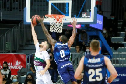 Codi Miller-McIntyre, en una acció defensiva davant Francis Alonso, ahir.