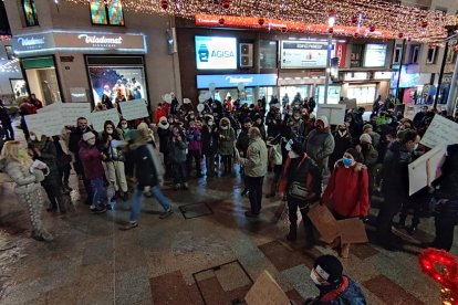 Els manifestants van fer el recorregut entre la Rotonda i la plaça Coprínceps.