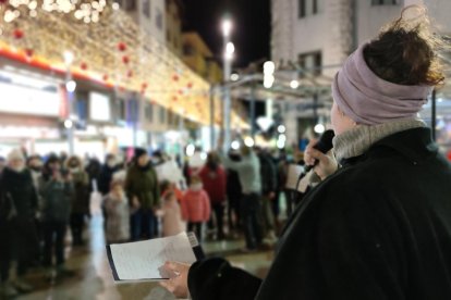 Marta Brucart cantant.