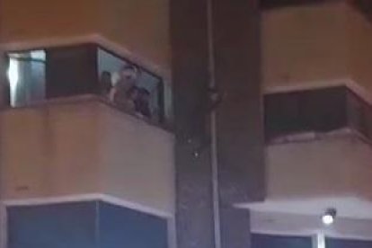 Un jove saltant des d'un segon pis.