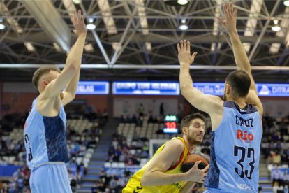 Arteaga prova d'anotar davant de l'oposició de dos rivals.