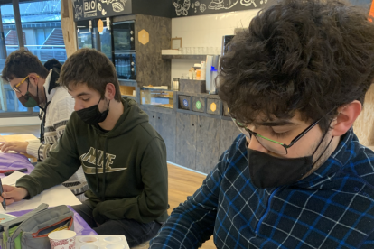 Joves d'Anissa preparant el cartell de la campanya