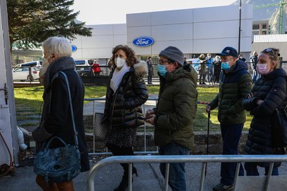 Llargues cues al centre de vacunació