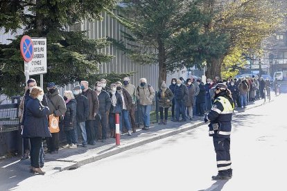 La fila de persones convocades per vacunar-se aquest matí